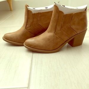 Qupid Boots Oil Finish Distress Suede in Camel